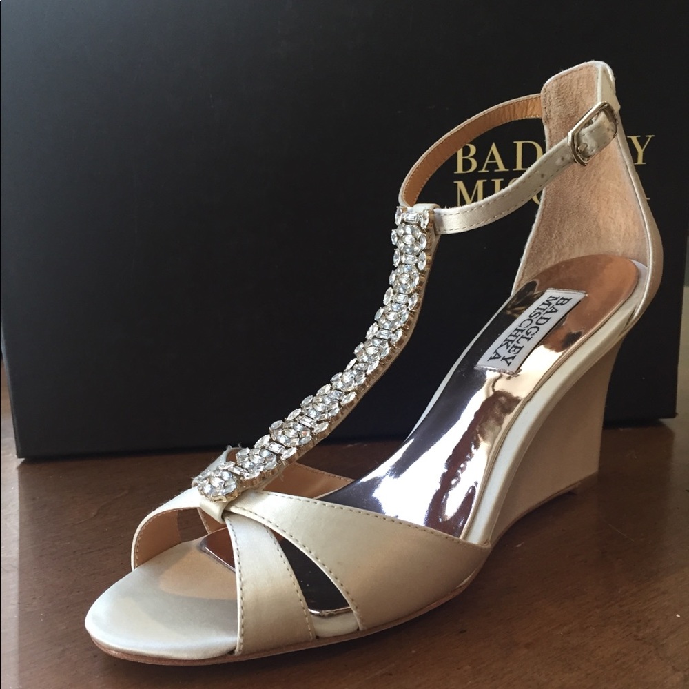 New in box Badgley Mischka wedge